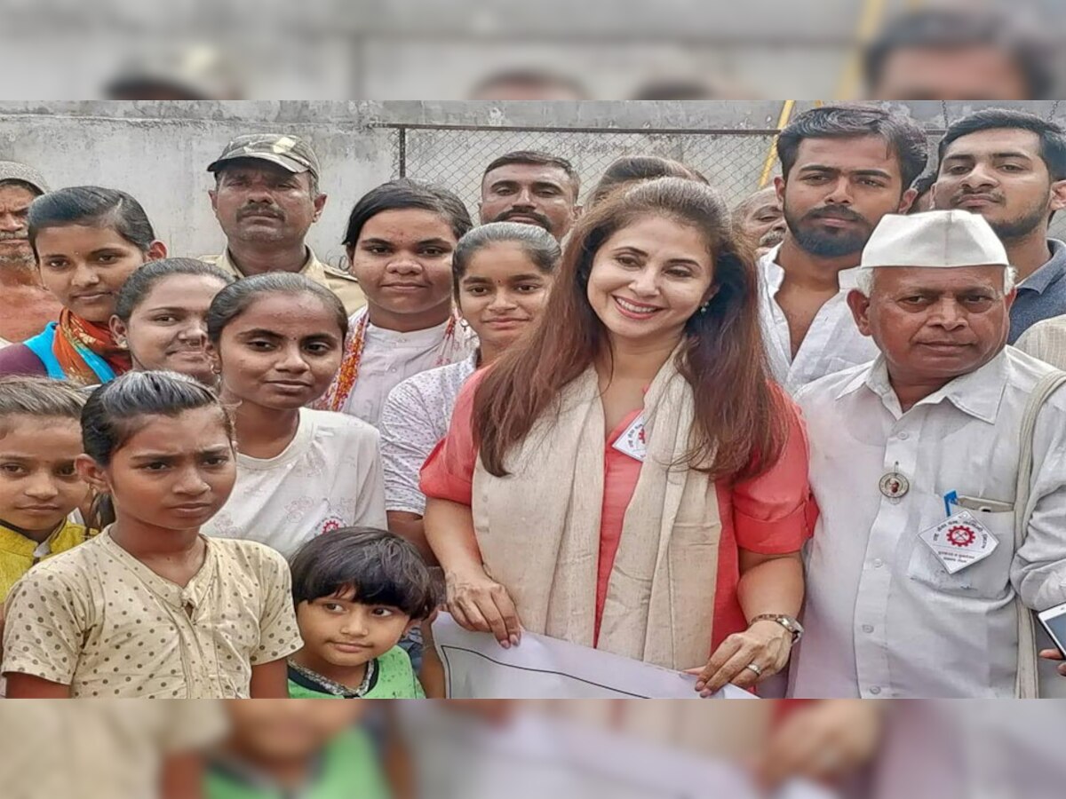 महाराष्ट्र: बाढ़ पीड़ितों का हालचाल जानने सांगली पहुंचे नाना पाटेकर और उर्मिला मतोंडकर