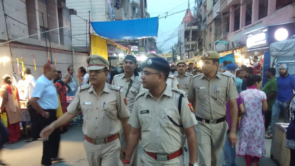 दिल्ली के दिल कनॉट प्लेस में अचूक सुरक्षा के इंतजाम किया गया है. दिल्ली के दिल कनॉट प्लेस में अचूक सुरक्षा के इंतजाम किया गया है.