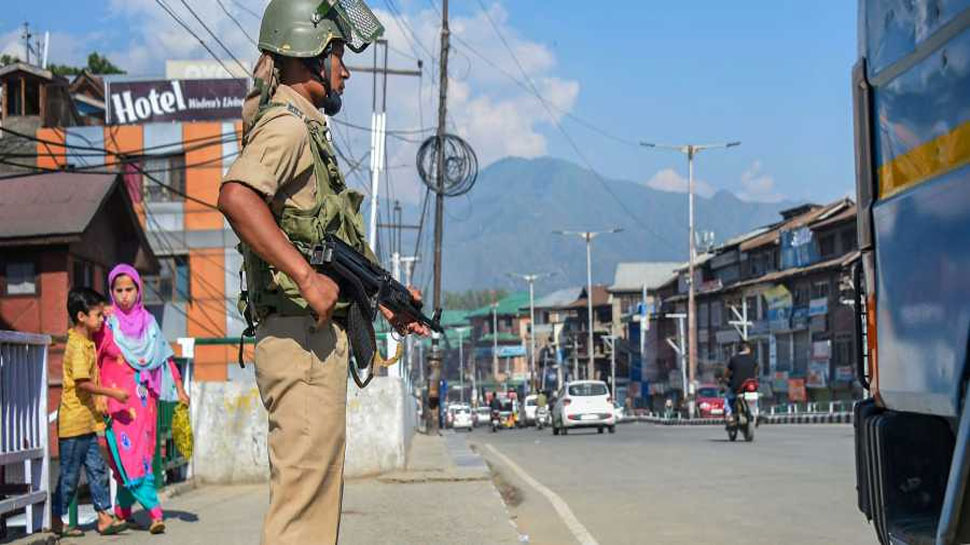 आर्टिकल 370: 'मैंने मजबूरी में घर छोड़ा था, मरने से पहले कश्मीर जाना चाहती हूं'
