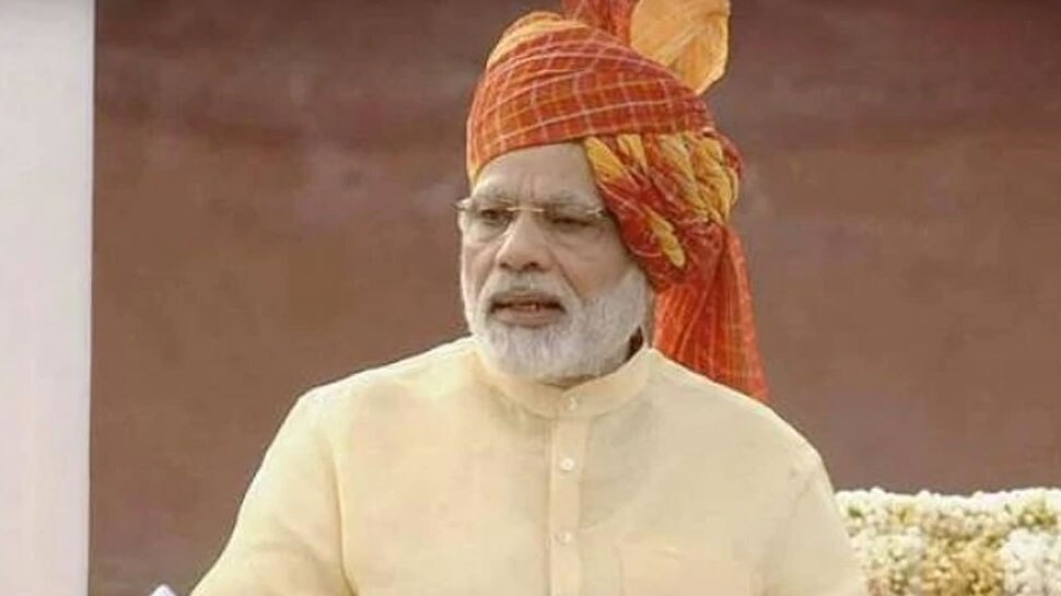 क्रीम और पीले-लाल रंग का साफा
