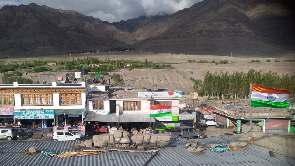घरों पर फहराया गया तिरंगा tricolour unfurled at homes in ladakh