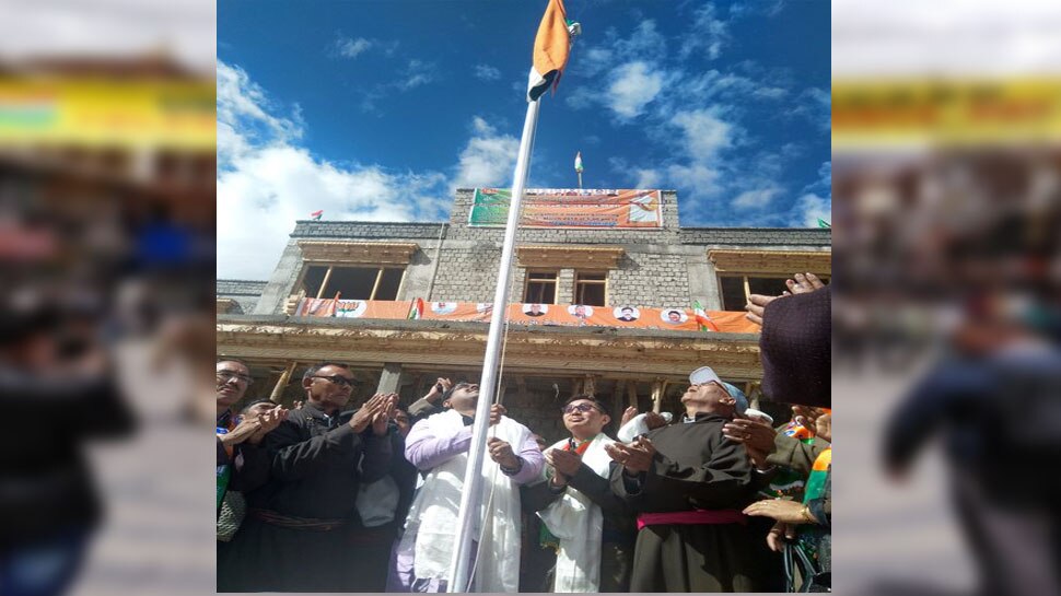 राम माधव ने फहराया तिरंगा ram madhav unfurls tricolour in leh