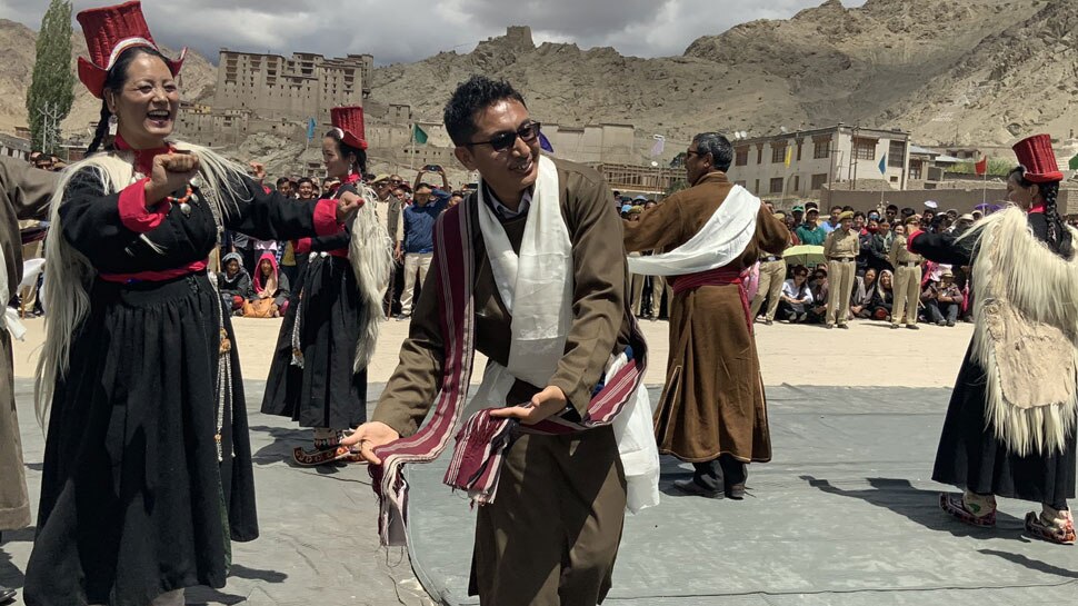 ladakh mp jamyang tsering namgyal dance at leh खुशी से नाचे सांसद नामग्याल