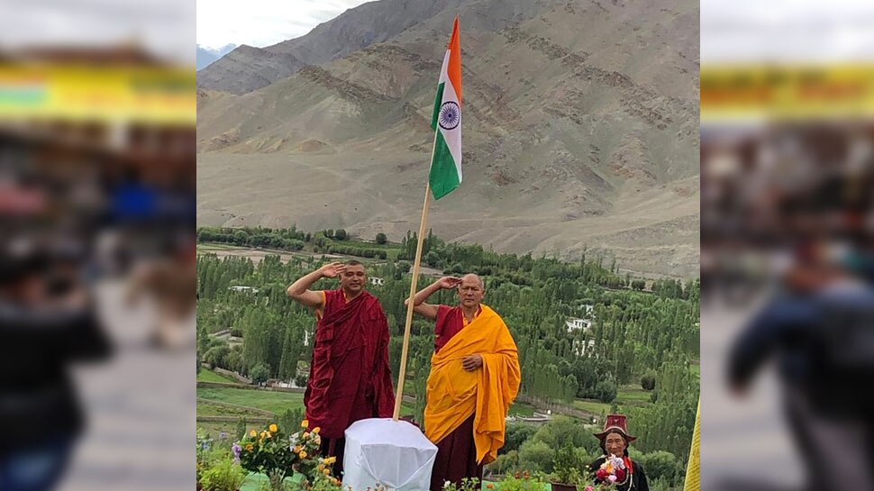 बौद्ध भिक्षुओं ने फहराया तिरंगा budhist monk unfurls tricolour at leh ladakh