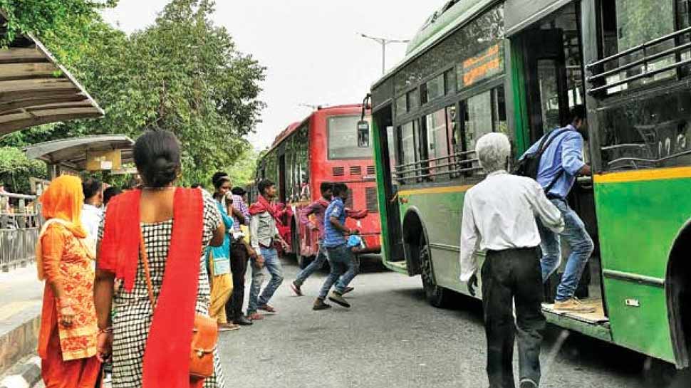 फ्री बिजली के बाद केजरीवाल का एक और ऐलान, बस में मुफ्त सफर करेंगी महिलाएं