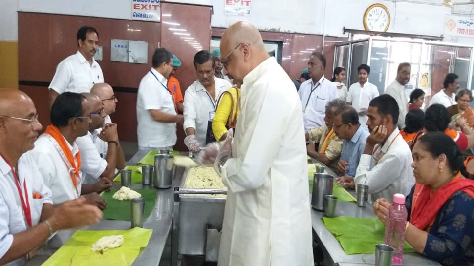 तिरुमला: दिल्ली के एक भक्त ने दान किए 1 करोड़, सभी लोगों को खिलाया भोजन तिरुमला: दिल्ली के एक भक्त ने दान किए 1 करोड़, सभी लोगों को खिलाया भोजन