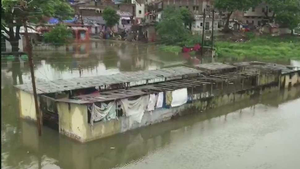 भारी बारिश से शहर की निचली बस्तियों में पानी भर गया है Heavy rains have flooded the city's lower settlements