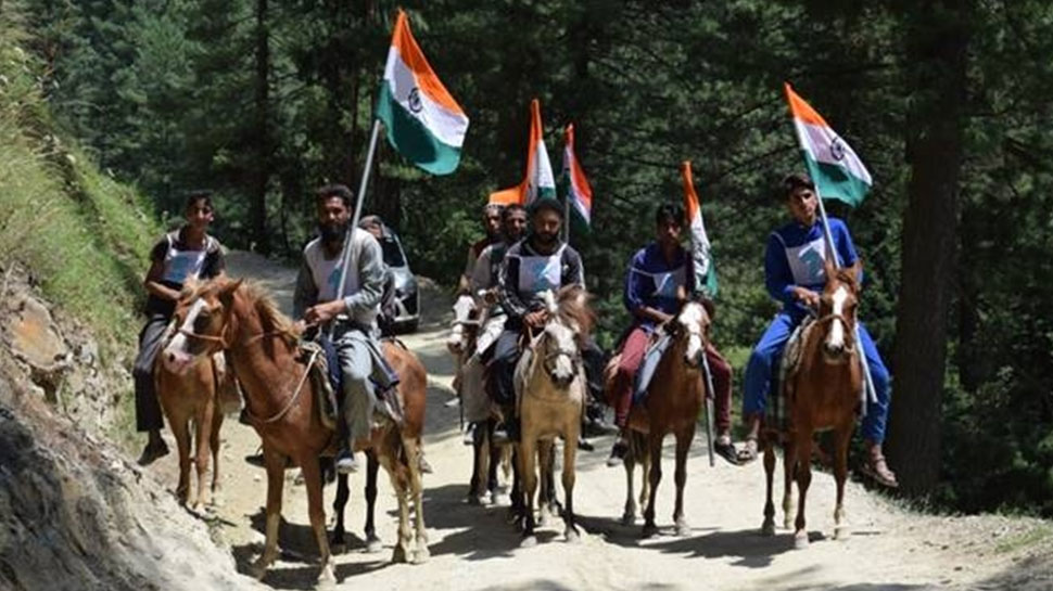 स्वतंत्रता दिवस का जश्न कश्मीर में भी बेहद खुशनुमा अंदाज में मनाया गया. फोटो IANS स्वतंत्रता दिवस का जश्न कश्मीर में भी बेहद खुशनुमा अंदाज में मनाया गया. फोटो IANS