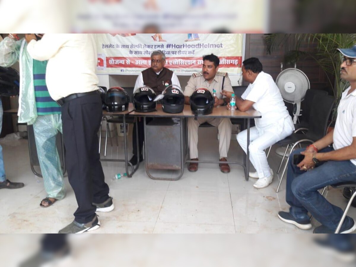 रायपुर पुलिस और URLA एसोसिएशन ने किया 'हर हैड में हेलमेट' का आयोजन, लोगों को बांटे फ्री हेलमेट