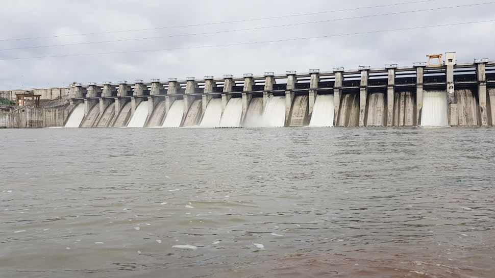 महाराष्ट्र: मराठवाड़ा के सूखाग्रस्त इलाकों में पानी पहुंचाने वाला डैम हुआ लबालब, 8 गेट खोले गए महाराष्ट्र: मराठवाड़ा के सूखाग्रस्त इलाकों में पानी पहुंचाने वाला डैम हुआ लबालब, 8 गेट खोले गए