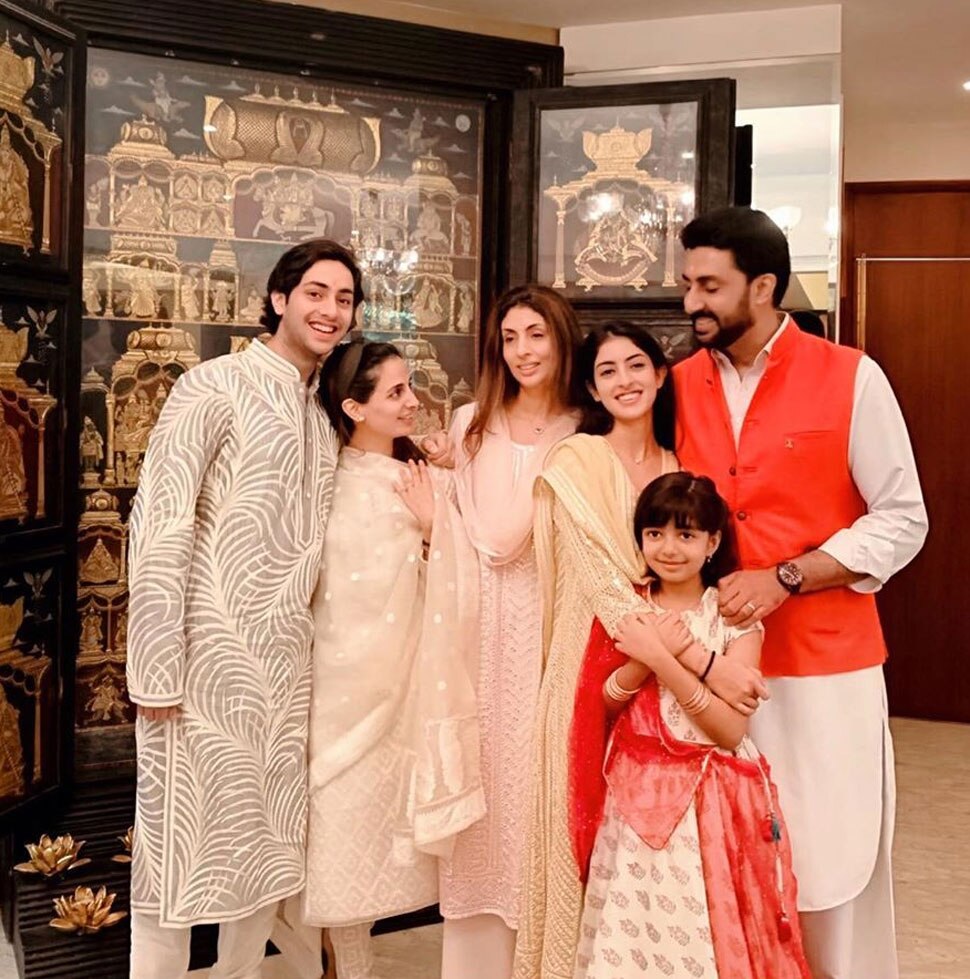 श्वेता के साथ आराध्या और अभिषेक Bachchan family