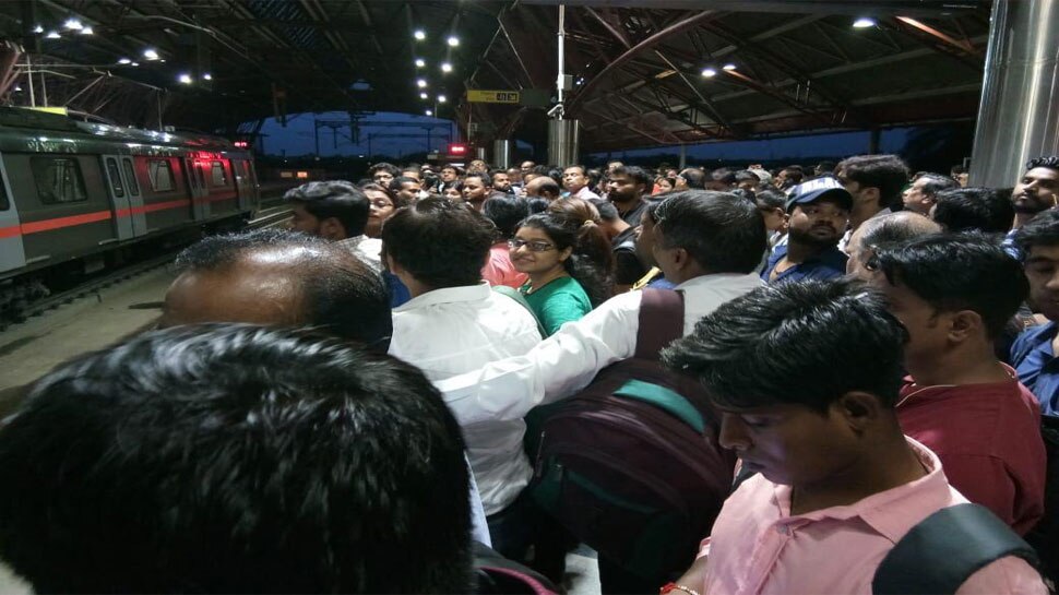 दिल्ली मेट्रो की रेड लाइन में आई तकनीकी खराबी, स्टेशन पर फंसे यात्री