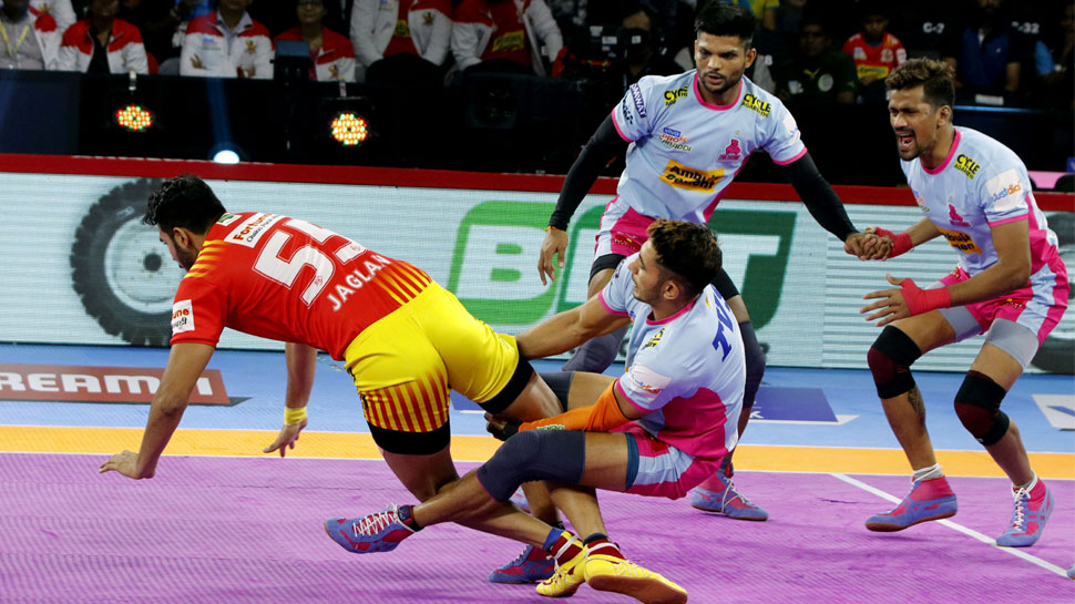 PKL 2019: जयपुर पिंक पैंथर्स पहुंचे टॉप पर, गुजरात फॉर्च्यूनजायंट्स की लगातार छठी हार PKL 2019: जयपुर पिंक पैंथर्स पहुंचे टॉप पर, गुजरात फॉर्च्यूनजायंट्स की लगातार छठी हार