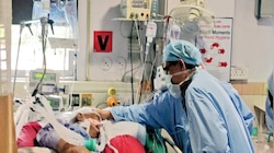 पूर्व मुख्यमंत्री बाबूलाल गौर की हालत नाजुक, हालचाल जानने अस्पताल पहुंचे शिवराज सिंह