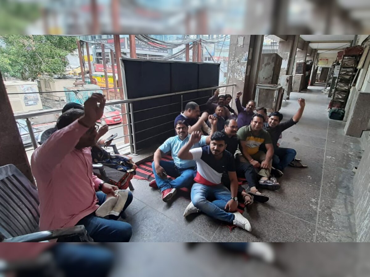 नोएडा सेक्‍टर 18 में कार्यालय पर स्‍टाफ कर रहा है आंदोलन.