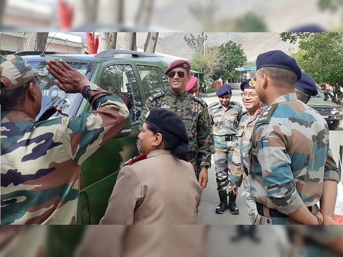 लेह में सेना के जवानों के साथ महेंद्र सिंह धोनी. (फोटो साभार: Instagram/msdhonifansofficial)