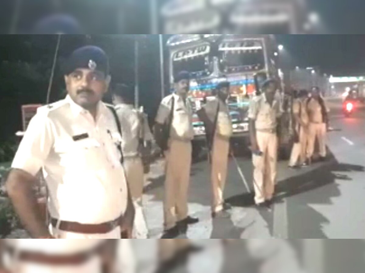 हालात को काबू में करने के लिए पुलिस को हवाई फायरिंग करनी पड़ी.