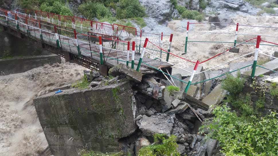 केदारनाथ धाम से ही बारिश ने तबाही मचानी शुरू कर दी है. केदारनाथ धाम से ही बारिश ने तबाही मचानी शुरू कर दी है.