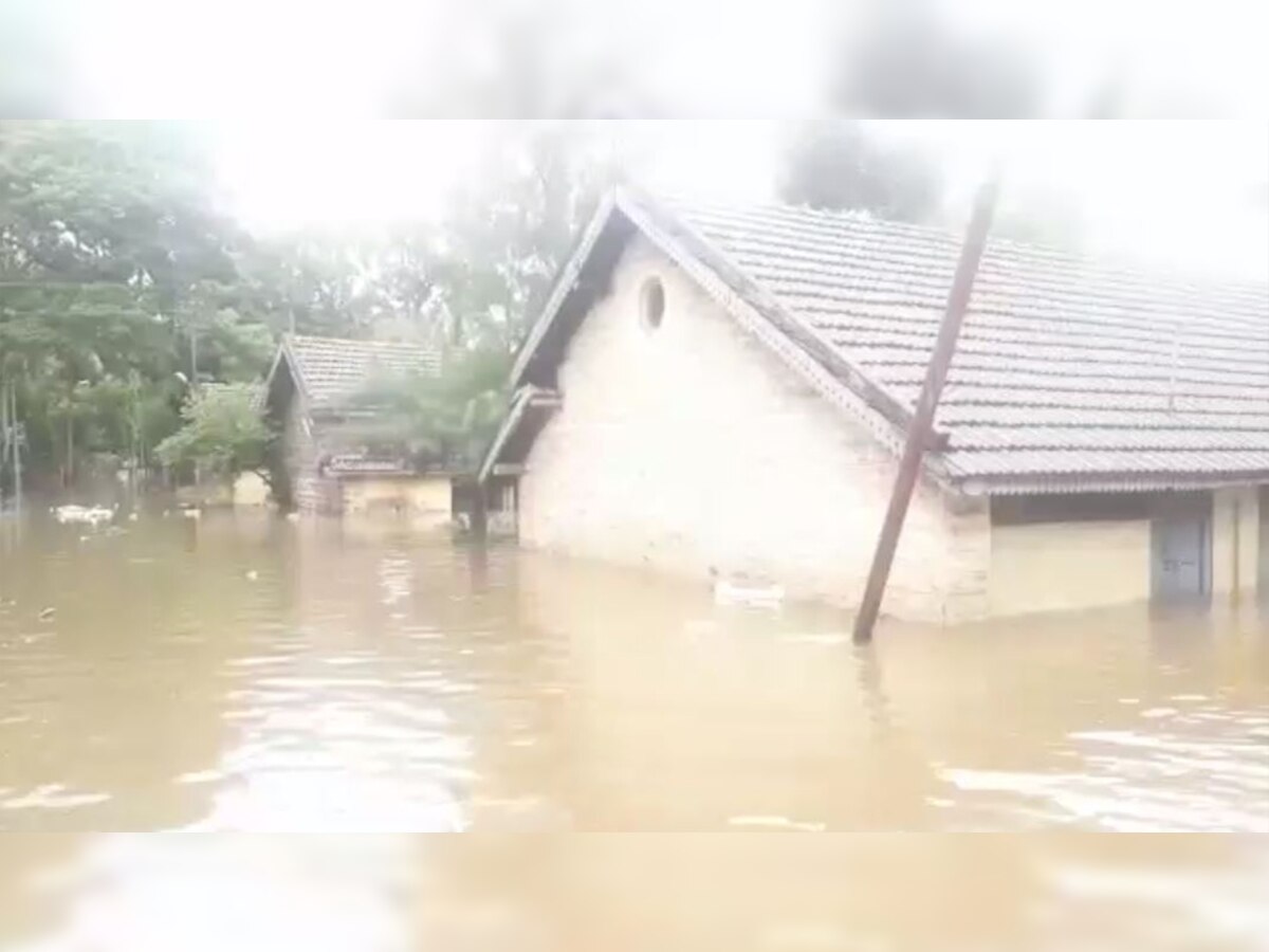 महाराष्ट्रः खुद के घर बाढ़ में डूबते रहे, लेकिन लोगों की जान बचाने में जुटे रहे पुलिसकर्मी
