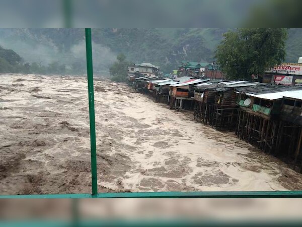उत्तरकाशी के अलावा रूद्रप्रयाग जिला भी भारी बारिश के कारण बुरी तरह प्रभावित हो रहा है. 
