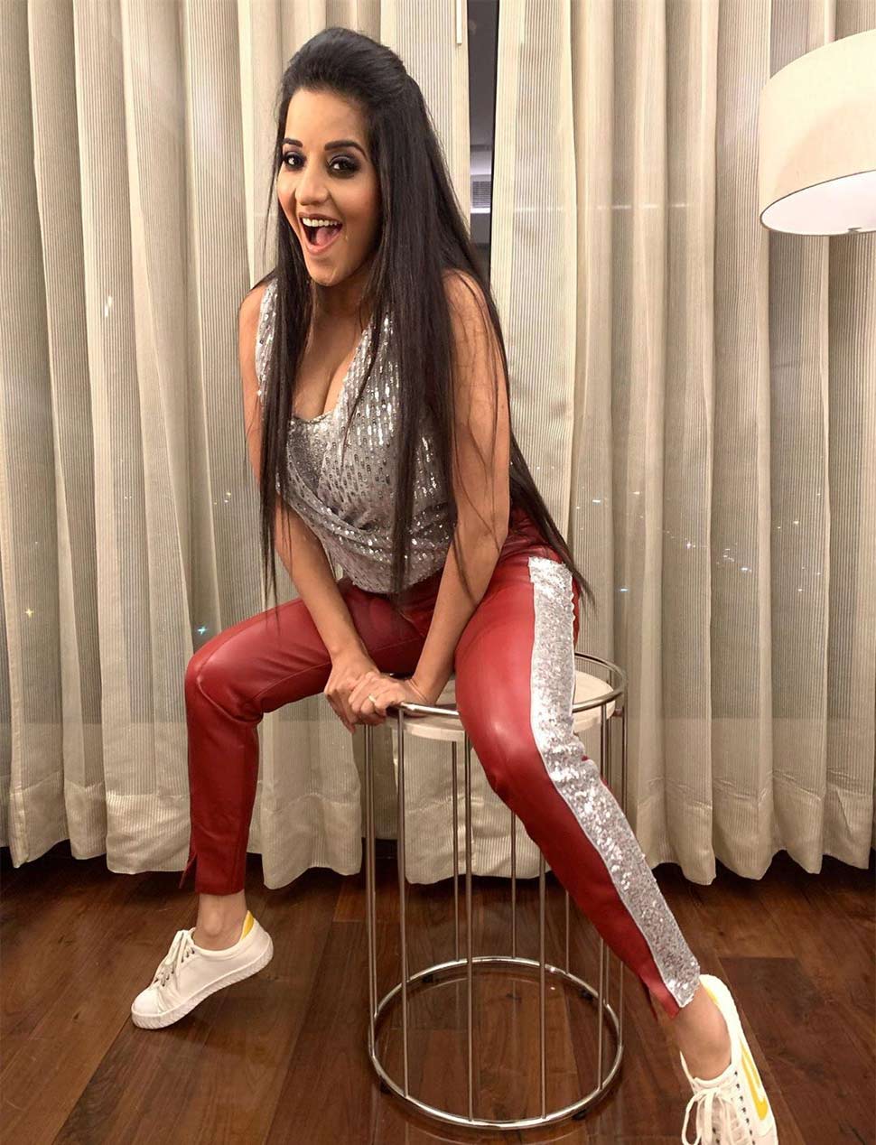 कुछ फोटोज मोना ने अपने इंस्टाग्राम अकाउंट पर शेयर कींं monalisa new rockstar look
