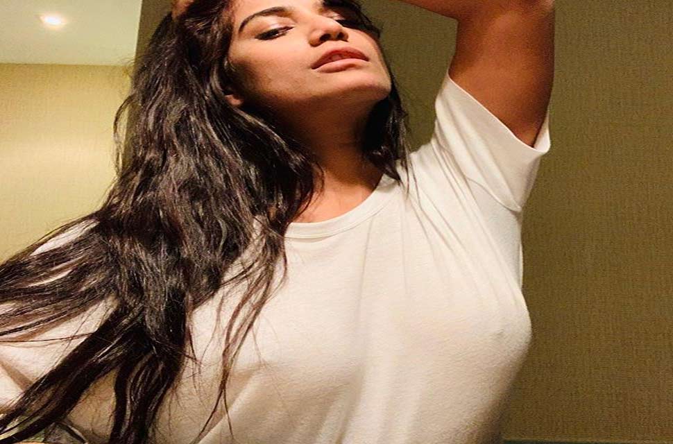वर्ल्डकप के दौरान पूनम पांडे का वीडियो Poonam Pandey shares photo with boyfriend