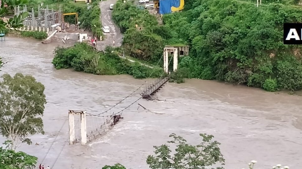 शिमला में सतलज नदी पर बने पुल का एक हिस्सा नदी में बह गया A part of the bridge over the Sutlej River in Shimla flowed into the river