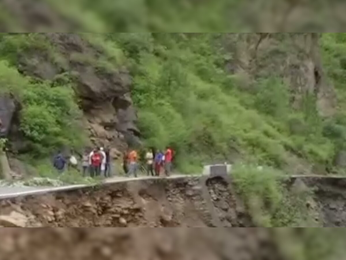 आराकोट से शिमला को जाने वाली सड़क 400 मीटर नदी में समा गई.