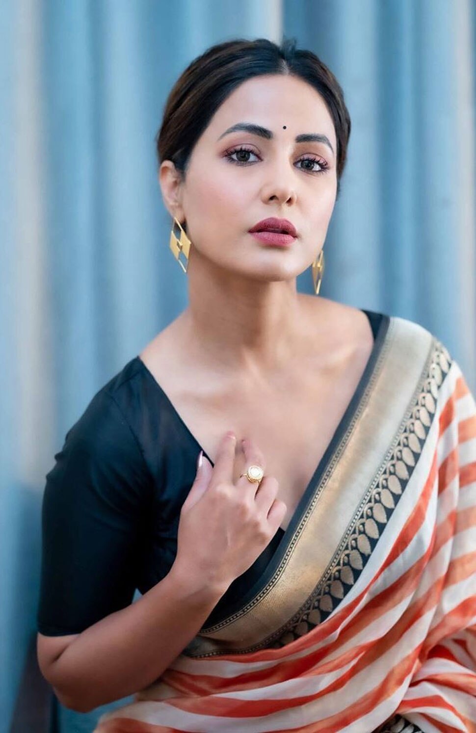कानों में झुमके और बिंदी hina khan