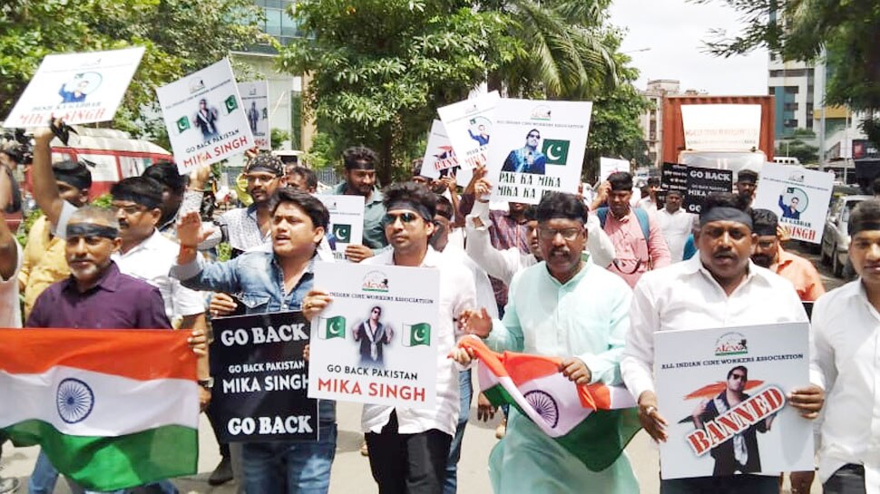मीका सिंह के घर के बाहर लोगों ने किया प्रोटेस्ट, कहा- 'उसे भारत में रहने का कोई अधिकार नहीं'