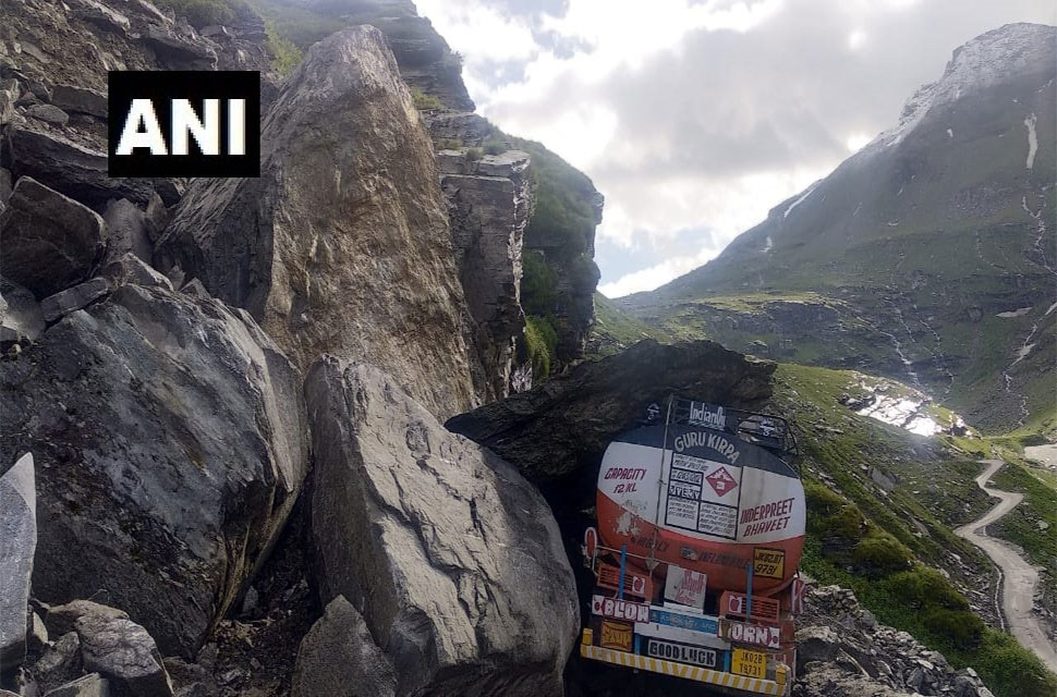 रोहतांग- मनाली मार्ग पर यातायात बाधित Traffic interrupted on Rohtang-Manali route