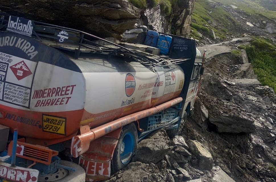 पत्थरों के बीच फंस गया तेल का टैंकर Oil tanker stuck between stones