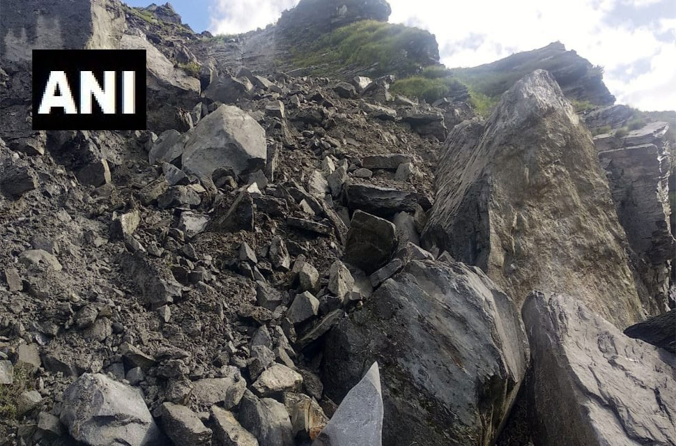 रास्ता हुआ बंद Road closed
