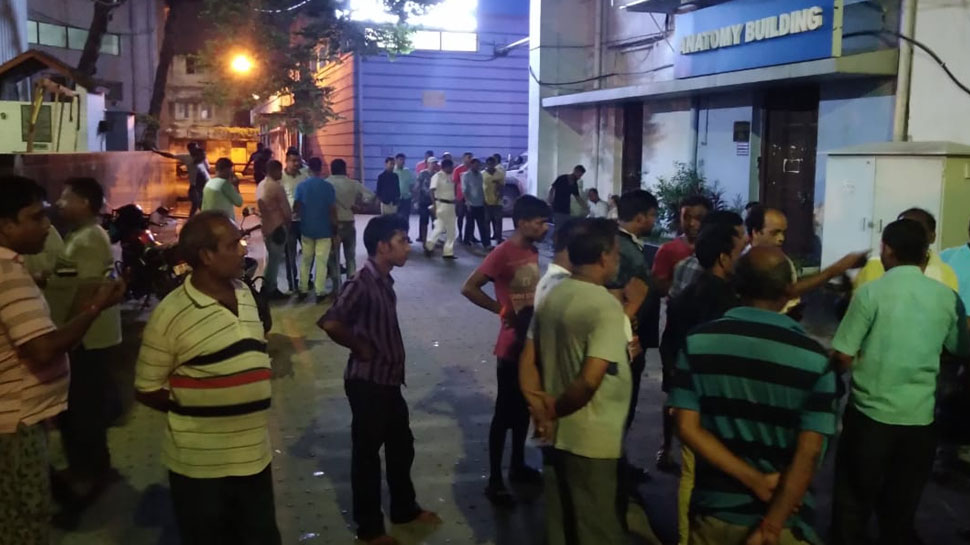 मामला बढ़ने पर मार्ग के सामने पुलिस बल तैनात कर दी गई Police force was deployed in front of the road as the matter progressed