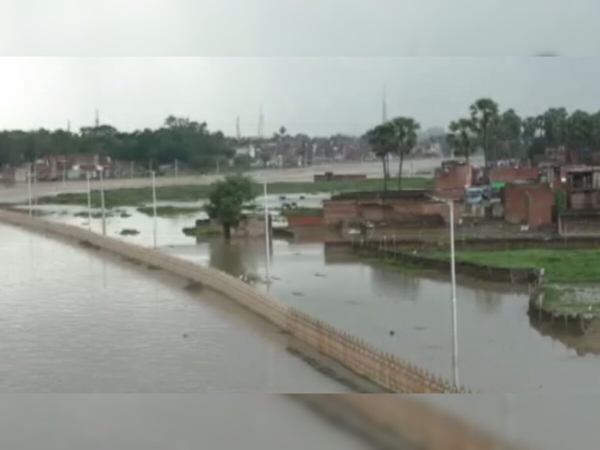 वरुणा नदी के किनारे रहने वाले लोगों के घरों में पानी आ गया है. 