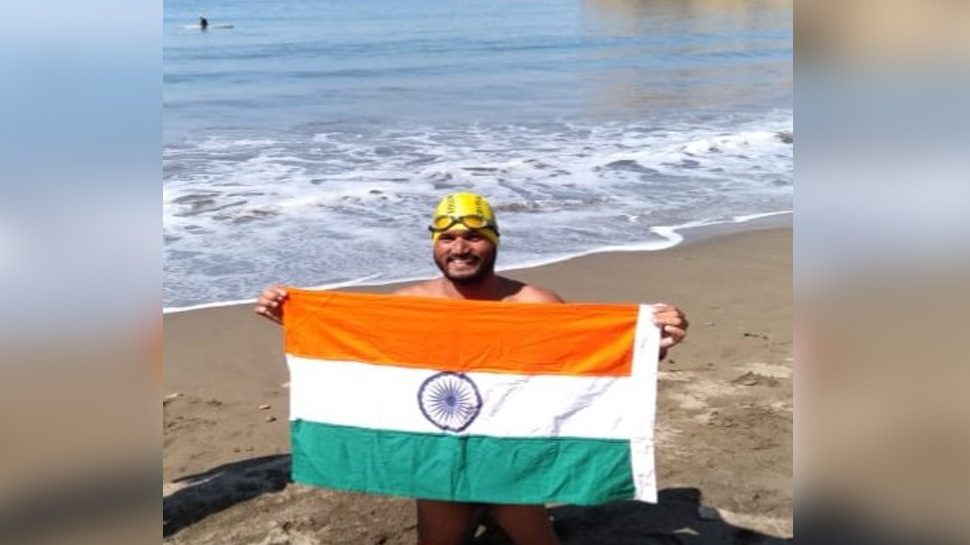 सत्येंद्र ने दोपहर 12 बजे से कैटरीना चैनल में तैराकी शुरू की थी, जो देर रात 1:30 बजे के लगभग खत्म हुई (फोटो साभारः twitter/@satendr91697923) सत्येंद्र ने दोपहर 12 बजे से कैटरीना चैनल में तैराकी शुरू की थी, जो देर रात 1:30 बजे के लगभग खत्म हुई (फोटो साभारः twitter/@satendr91697923)