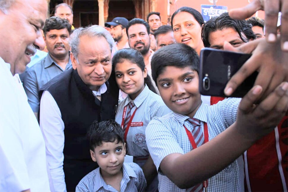 लोकतंत्र में पारदर्शिता लाने के लिए उन्हें याद किया जाता है Rajasthan News, Ashok Gehlot