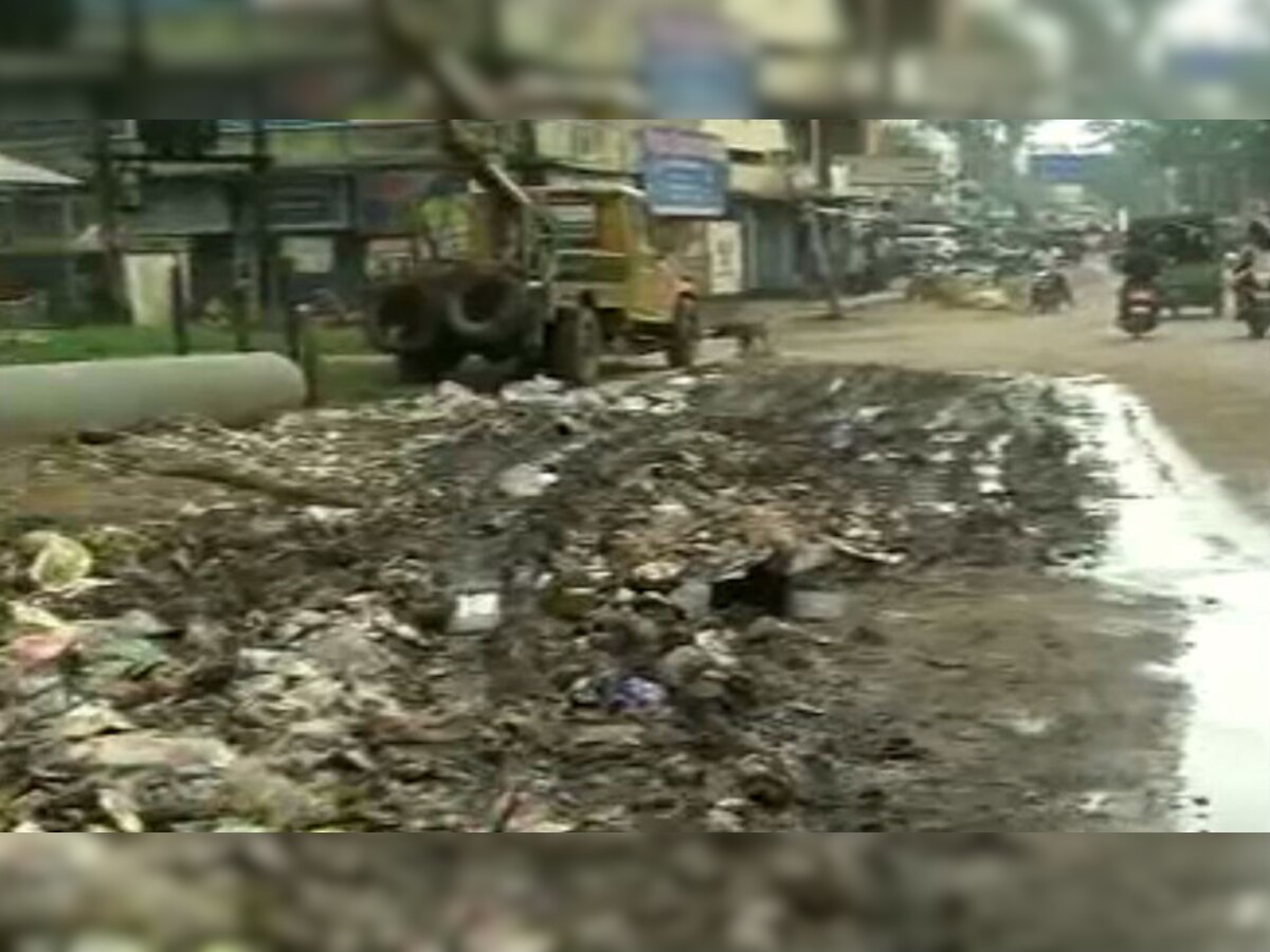 शहर के विभिन्न चौक चौराहों या गली मोहल्ले सभी जगह कचरे की अम्बार लगा हुआ है. 