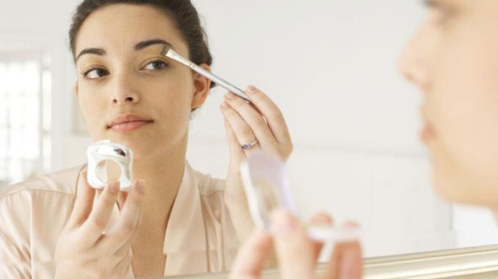 Makeup Tips: मेकअप करते वक्त अपनाएं ये टिप्स और घर पर पाएं पार्लर जैसा निखार
