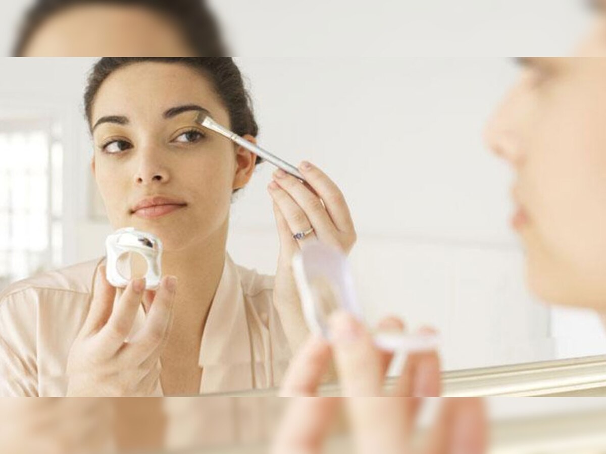 Makeup Tips: मेकअप करते वक्त अपनाएं ये टिप्स और घर पर पाएं पार्लर जैसा निखार