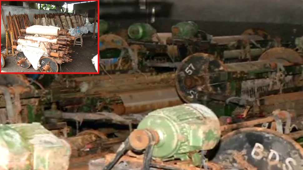 लगभग 15 दिन पानी में रहने के कारण पॉवरलूम खराब हो चुके हैं. लगभग 15 दिन पानी में रहने के कारण पॉवरलूम खराब हो चुके हैं.