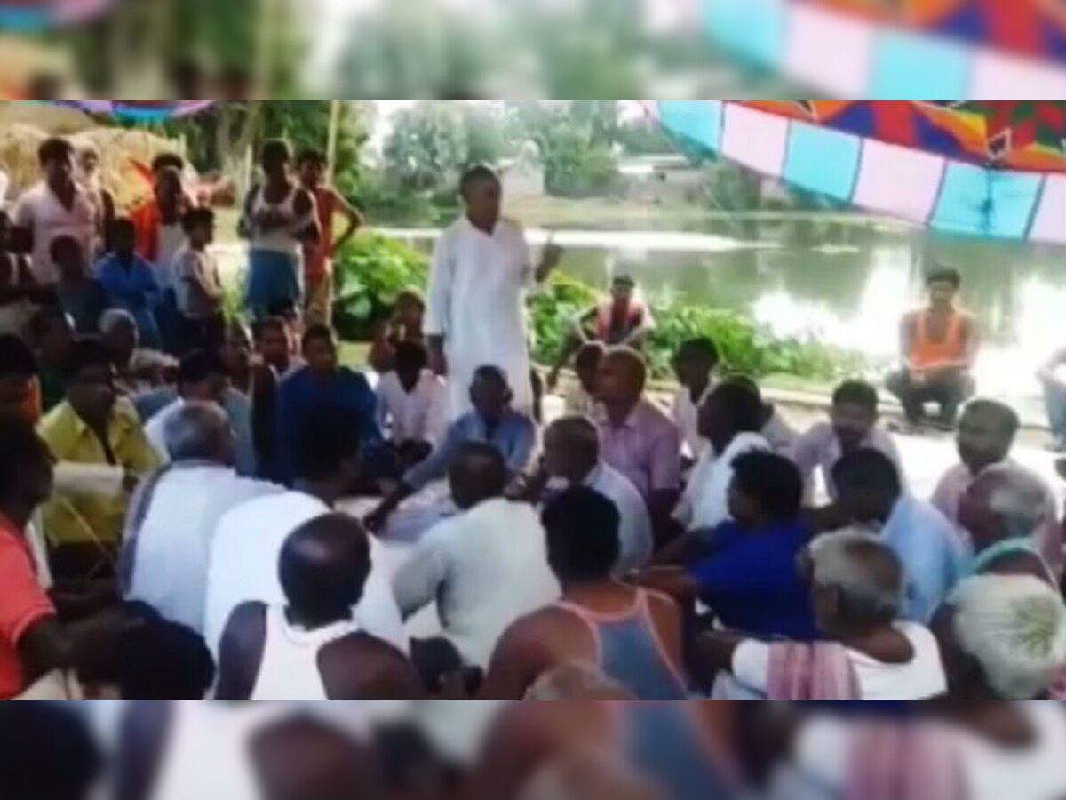 सैकड़ो ग्रामीणों ने एक बैठक आयोजित कर समाज की कुरीतियों को दूर करने का संकल्प लिया.
