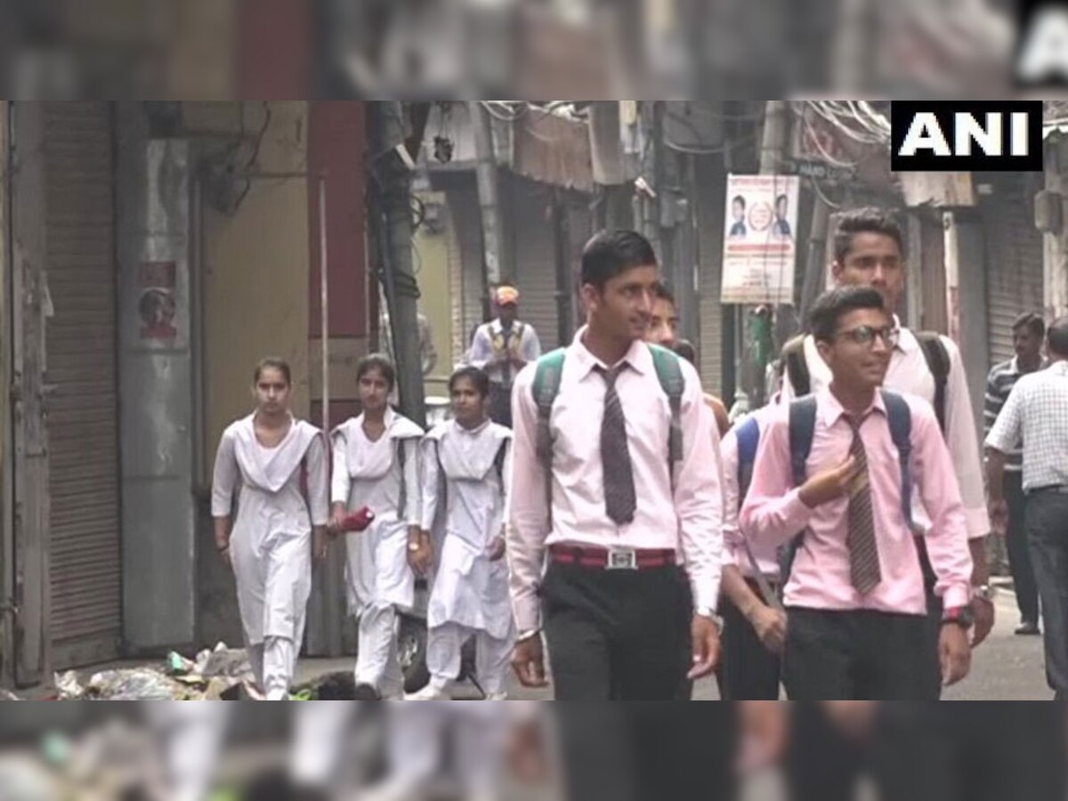 बुधवार से कश्मीर घाटी में सभी मध्य स्तर के स्कूलों को फिर से खोलने का फैसला किया है. 