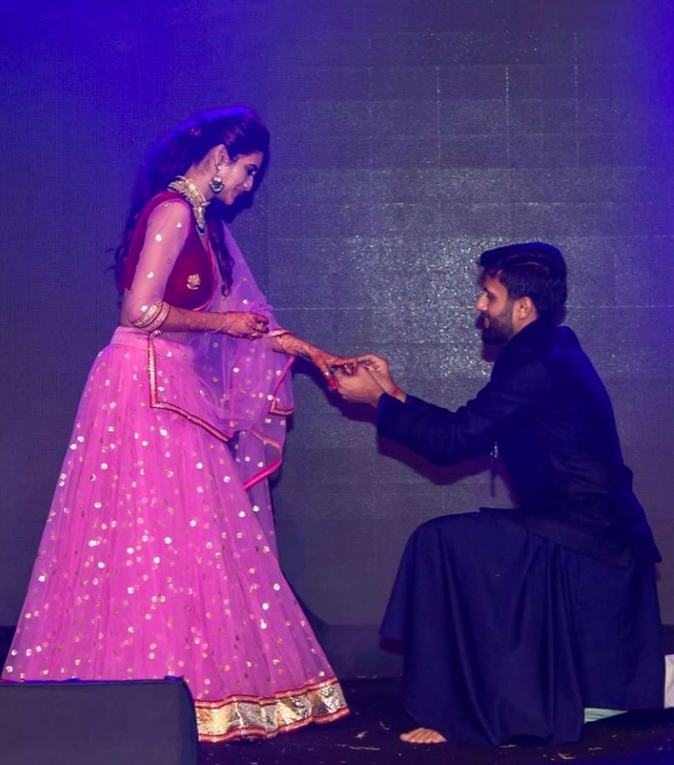 निखिल बैठे घुटनों पर Nusrat Jahan