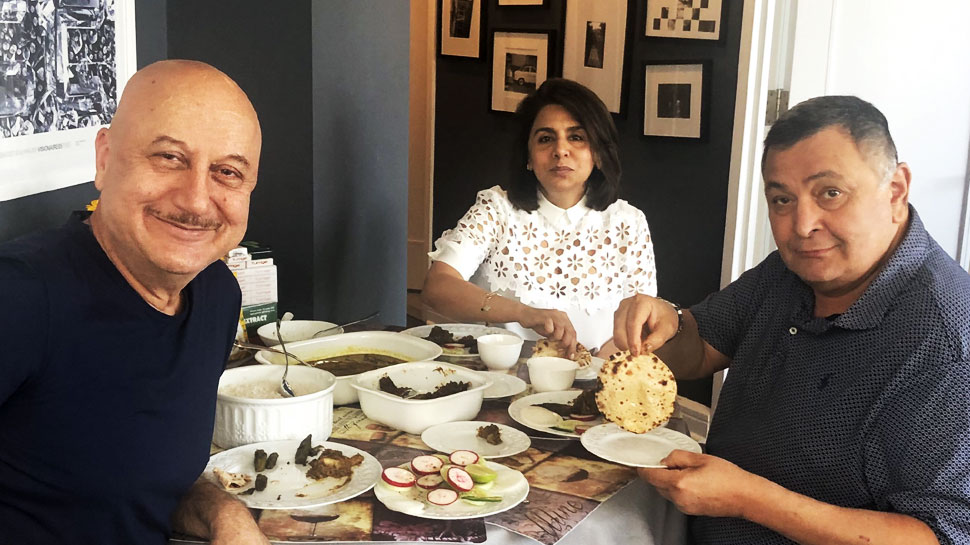 Video: अपनी Cab में बैठे ऋषि कपूर, नीतू और अनुपम खेर को जानता ही नहीं यह ड्राइवर