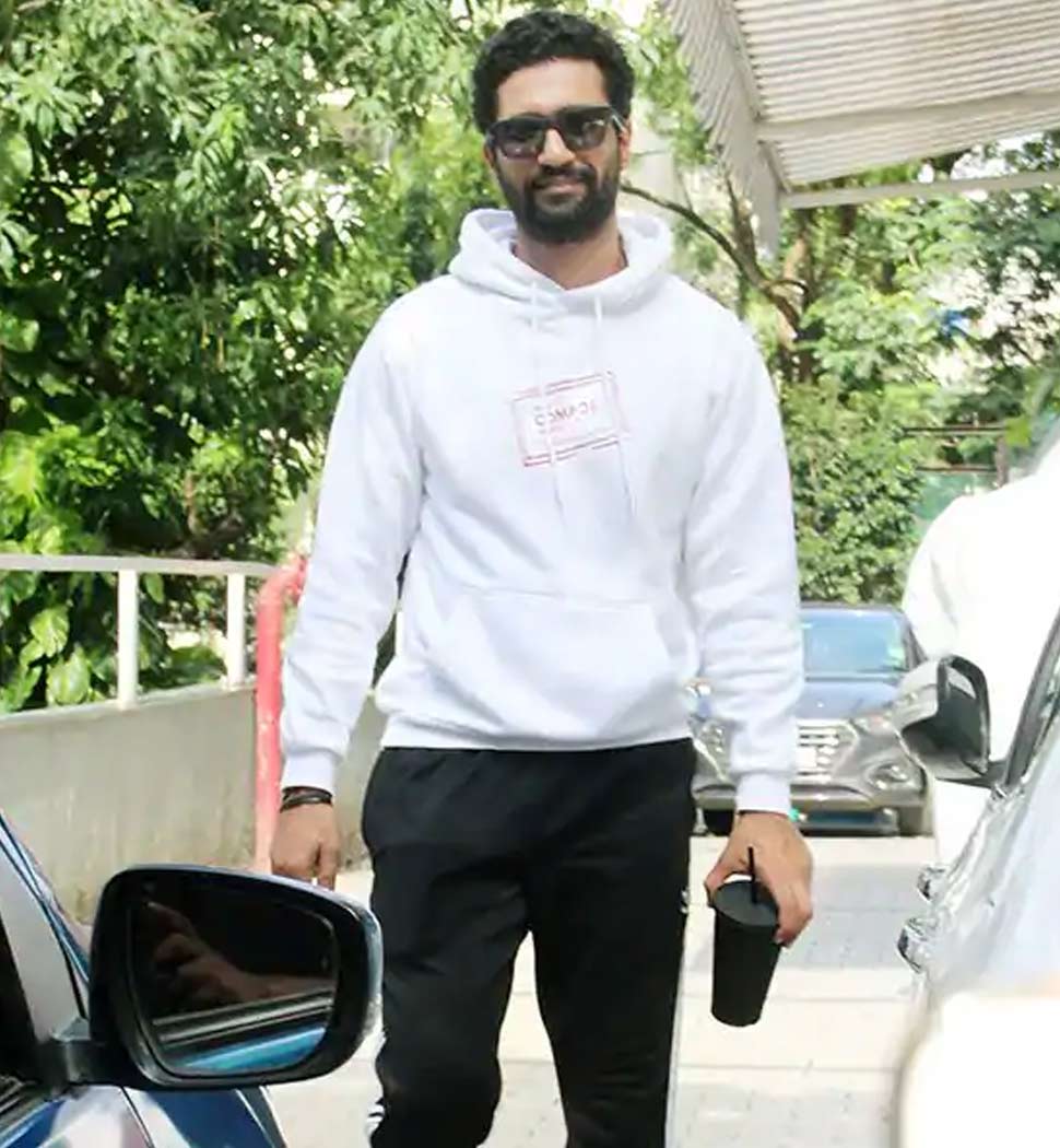 दिए पोज Vicky Kaushal