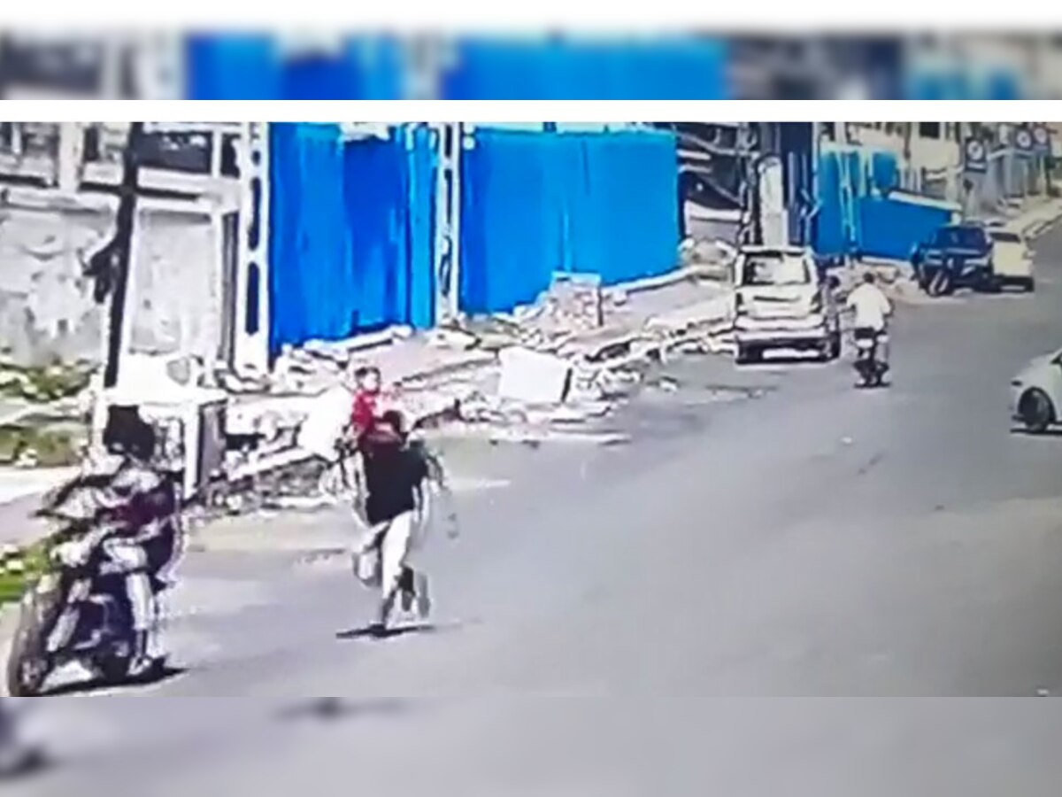VIDEO: सूरत में दिनदहाड़े बाइक सवार बदमाशों ने झपटी शख्स के गले से चेन, CCTV में कैद हुई पूरी वारादत