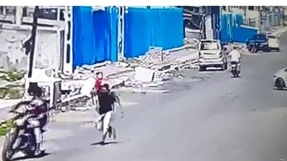 VIDEO: सूरत में दिनदहाड़े बाइक सवार बदमाशों ने झपटी शख्स के गले से चेन, CCTV में कैद हुई पूरी वारादत VIDEO: सूरत में दिनदहाड़े बाइक सवार बदमाशों ने झपटी शख्स के गले से चेन, CCTV में कैद हुई पूरी वारादत