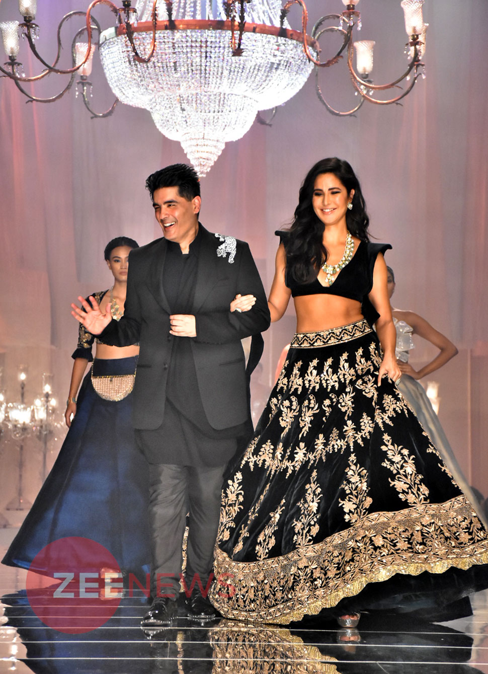 रैंप पर शो स्टॉपर का जलवा Katrina Kaif Turns Showstopper for Manish Malhotra at Lakmé Fashion week