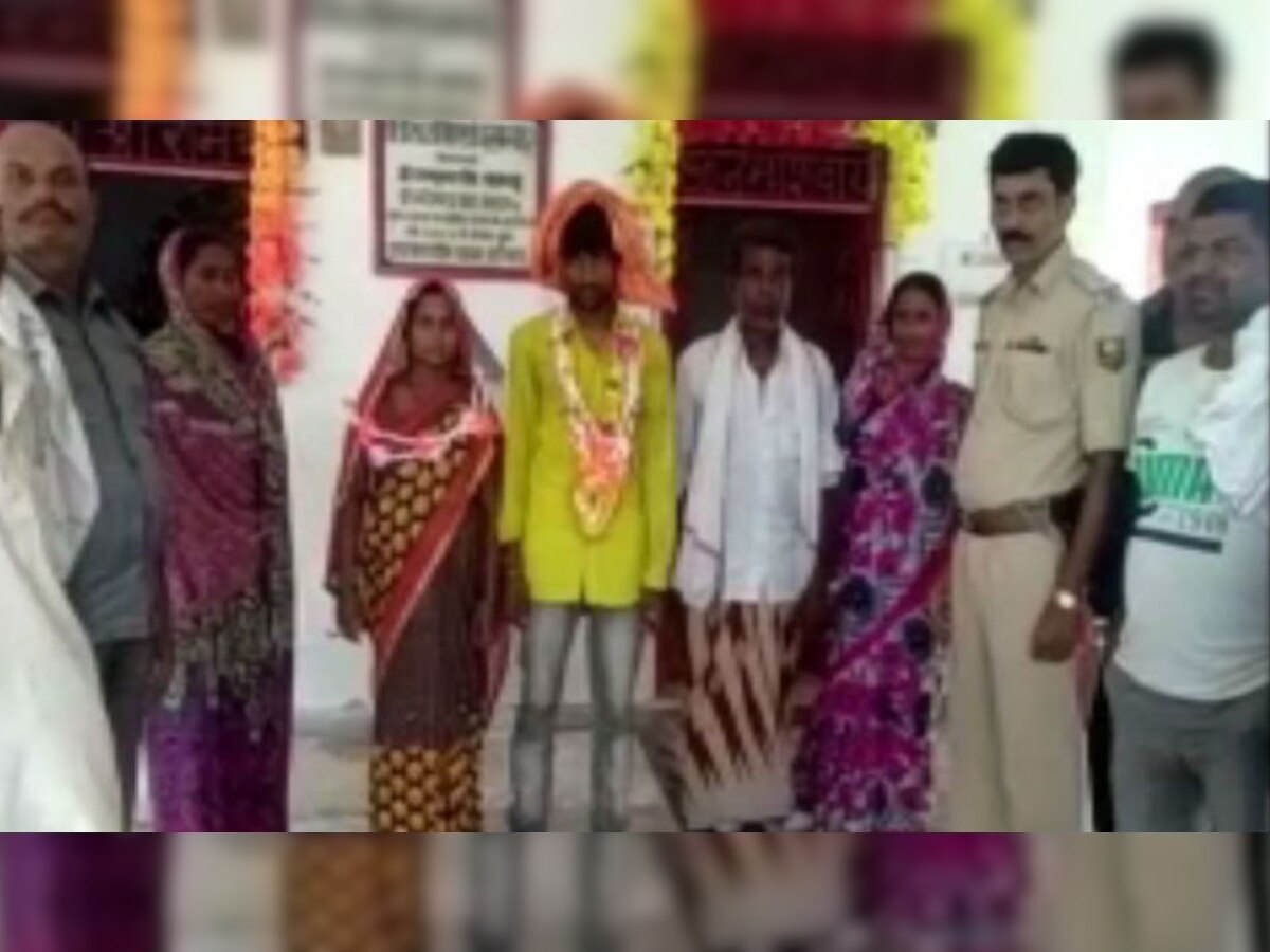 ग्रामीणों ने वर वधू को आशीर्वाद देने के लिए थाना परिसर में शामिल हुए. 